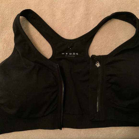 Assortment zip front zip & pull on sport bras. - Picture 4 of 7